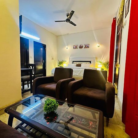 ホテル The White Scent-Near Noida Sector 18 Metro エクステリア 写真