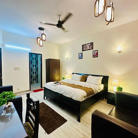 ホテル The White Scent-Near Noida Sector 18 Metro エクステリア 写真