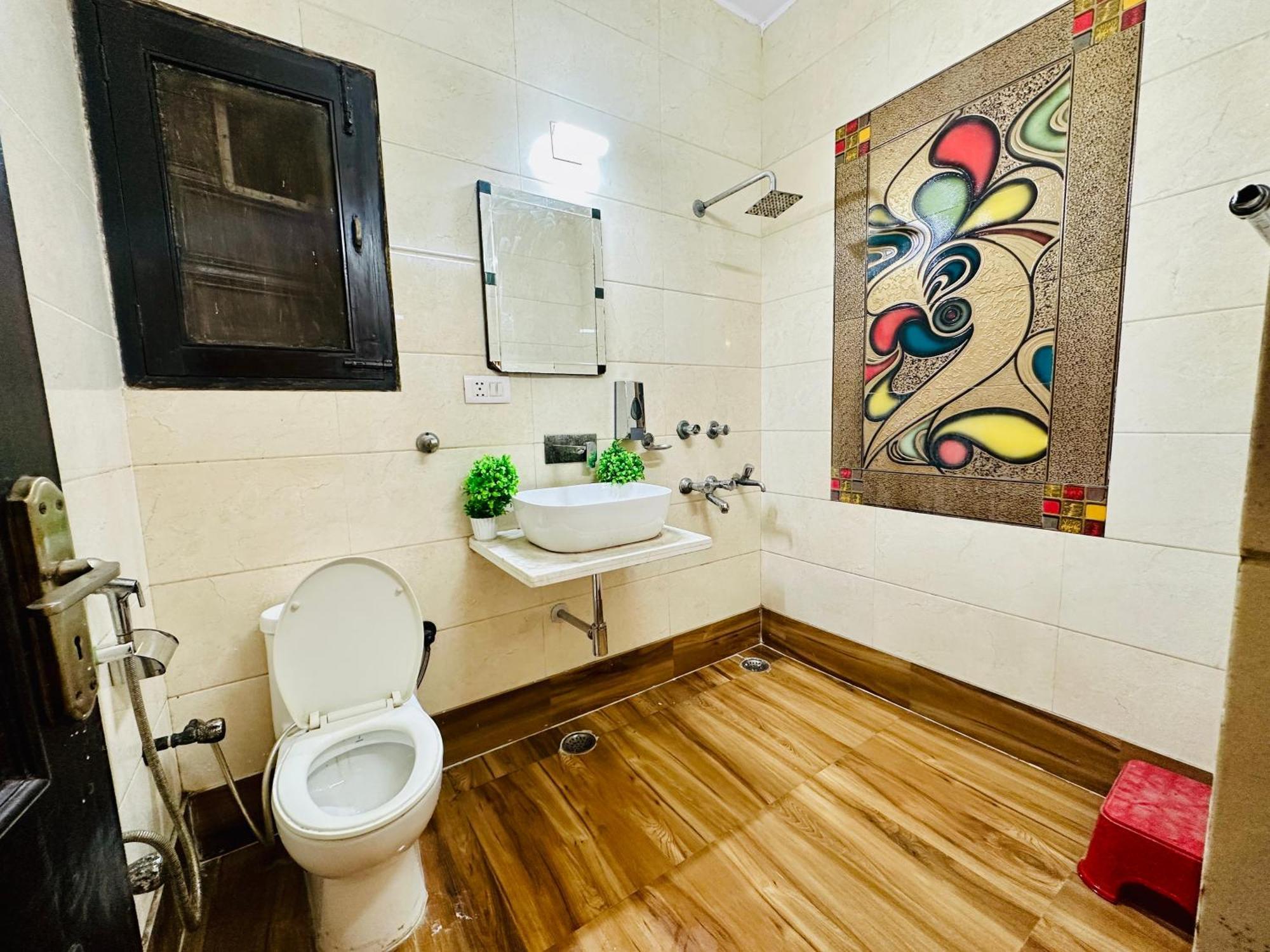 ホテル The White Scent-Near Noida Sector 18 Metro エクステリア 写真