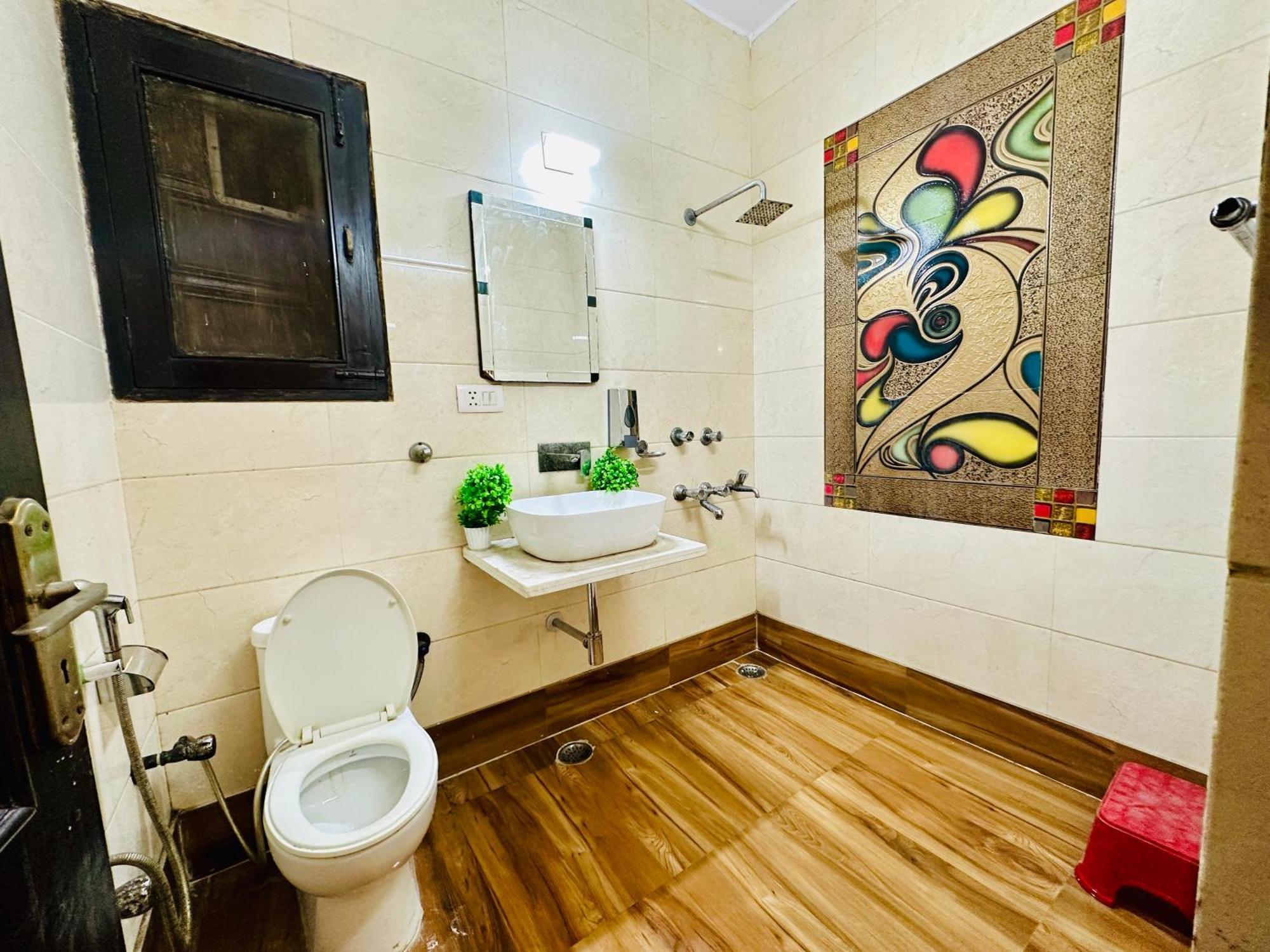 ホテル The White Scent-Near Noida Sector 18 Metro エクステリア 写真