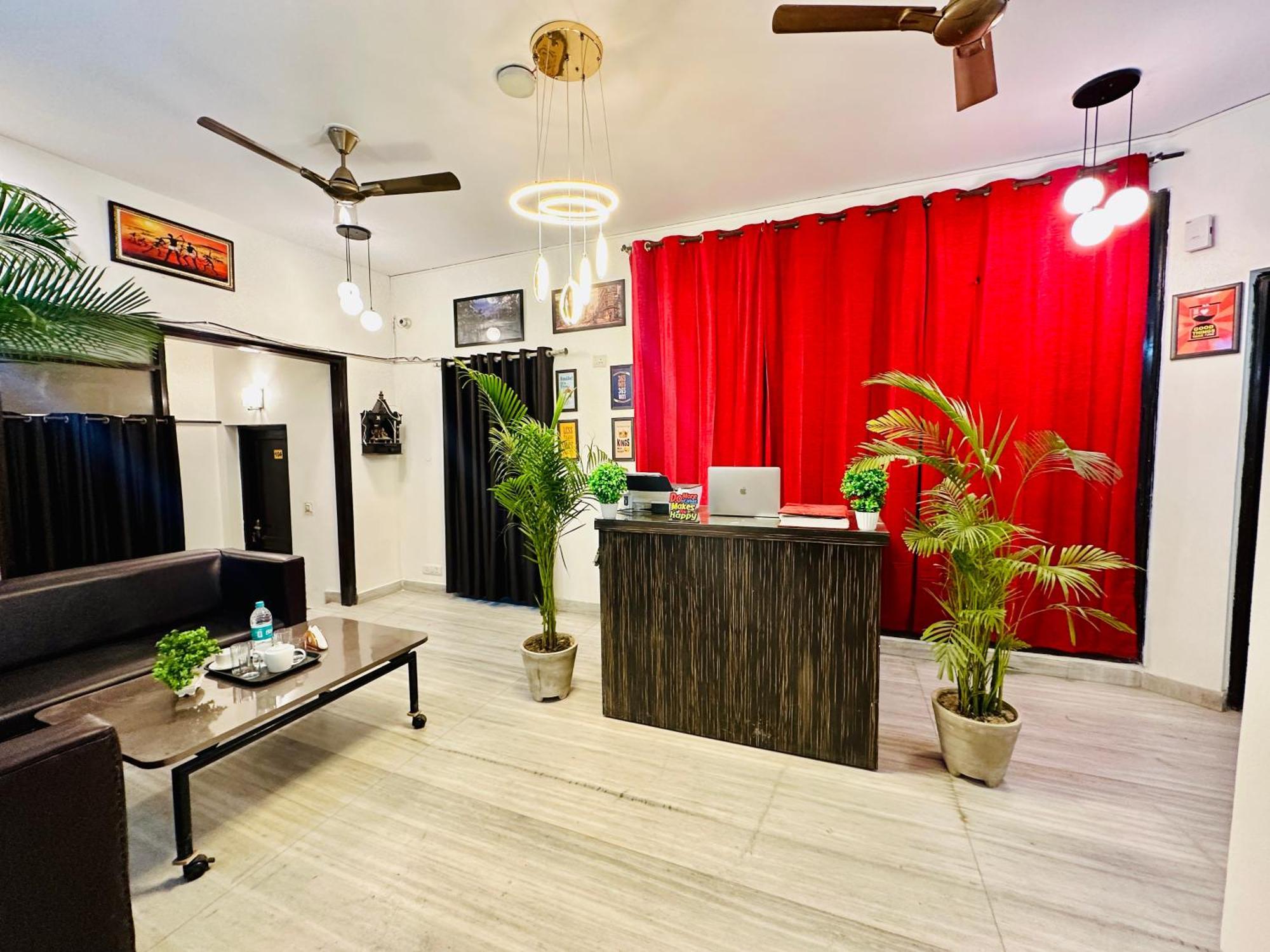 ホテル The White Scent-Near Noida Sector 18 Metro エクステリア 写真
