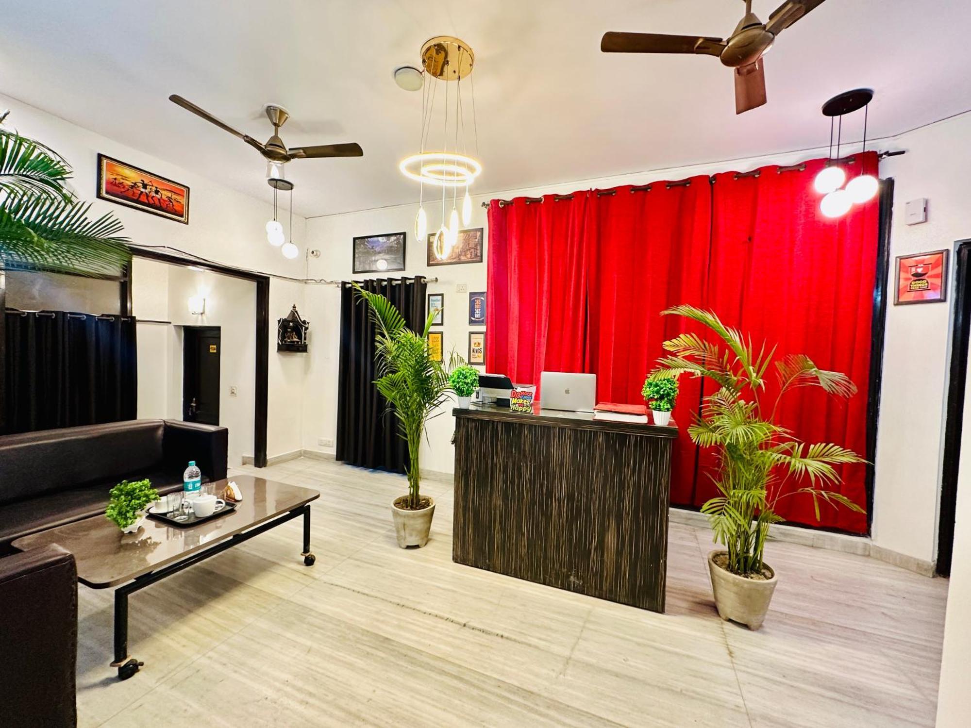 ホテル The White Scent-Near Noida Sector 18 Metro エクステリア 写真
