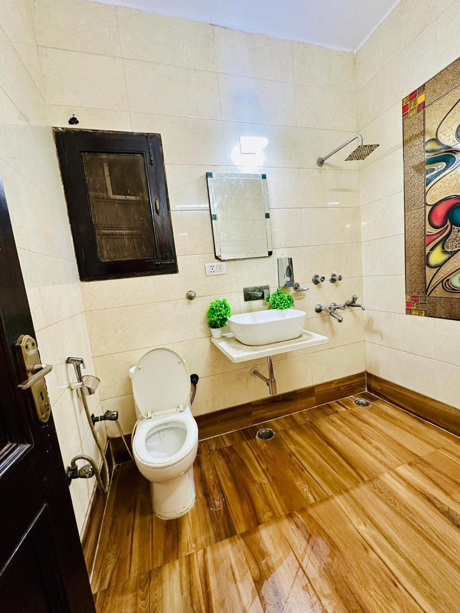 ホテル The White Scent-Near Noida Sector 18 Metro エクステリア 写真