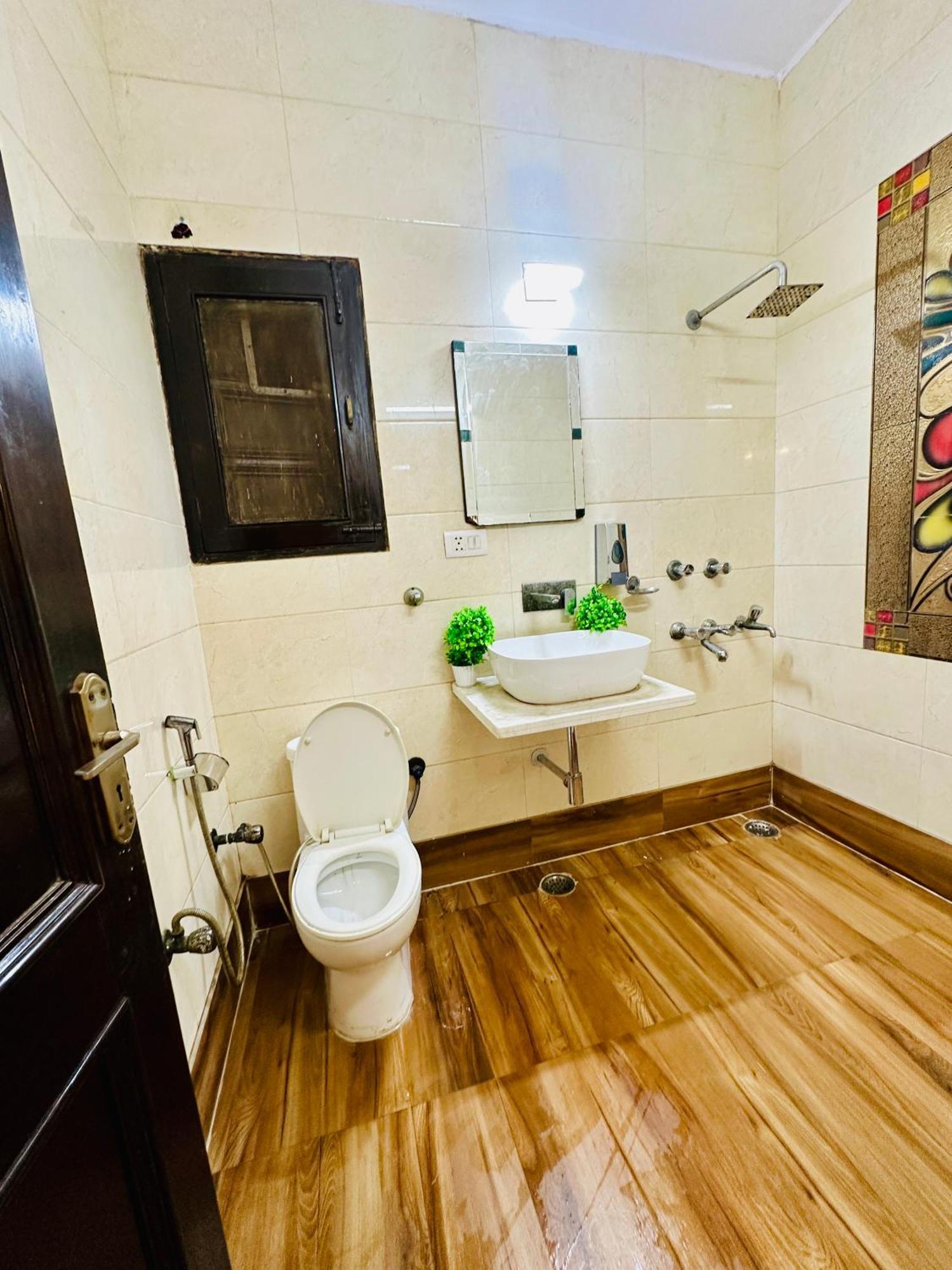 ホテル The White Scent-Near Noida Sector 18 Metro エクステリア 写真