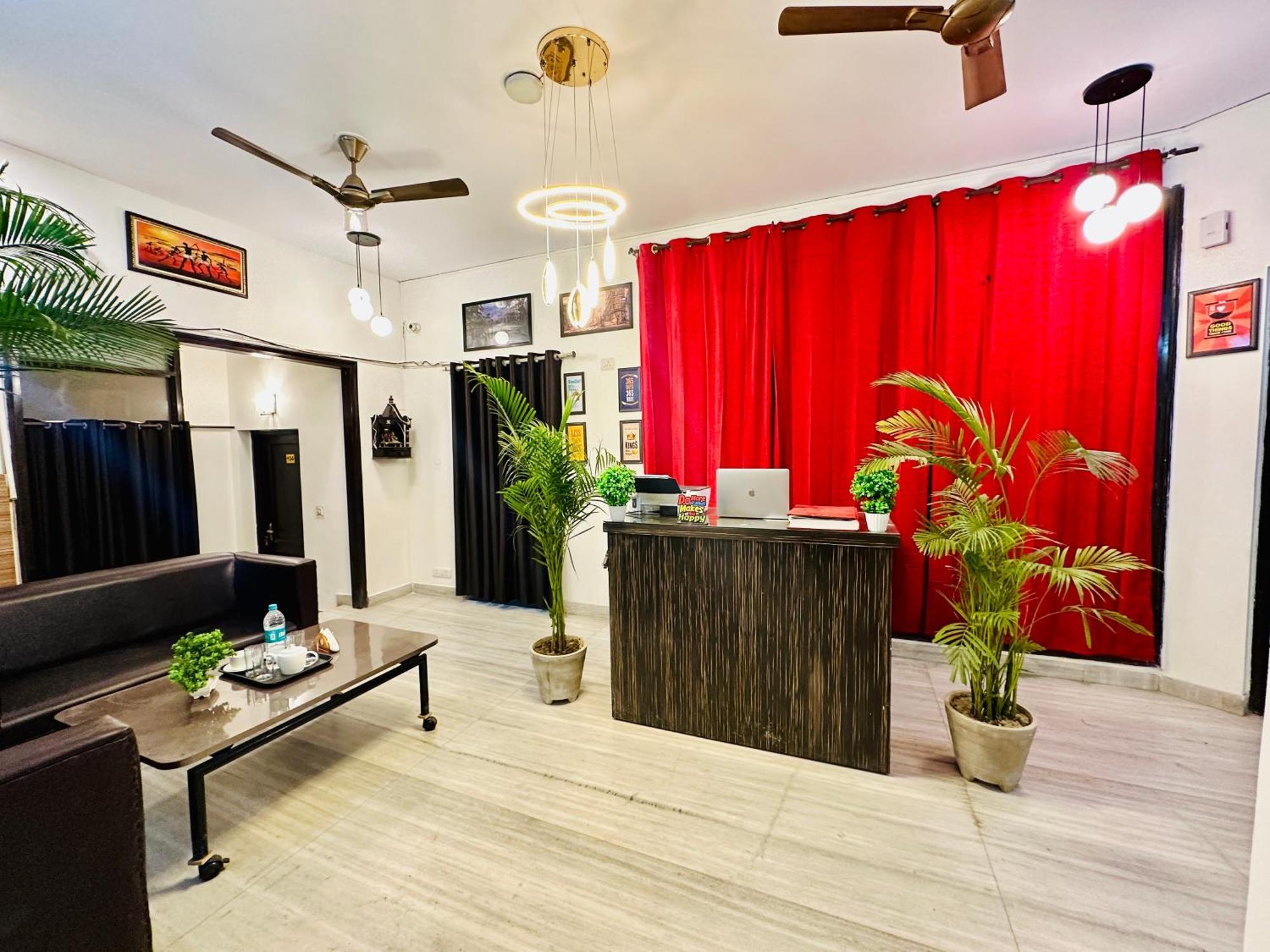 ホテル The White Scent-Near Noida Sector 18 Metro エクステリア 写真