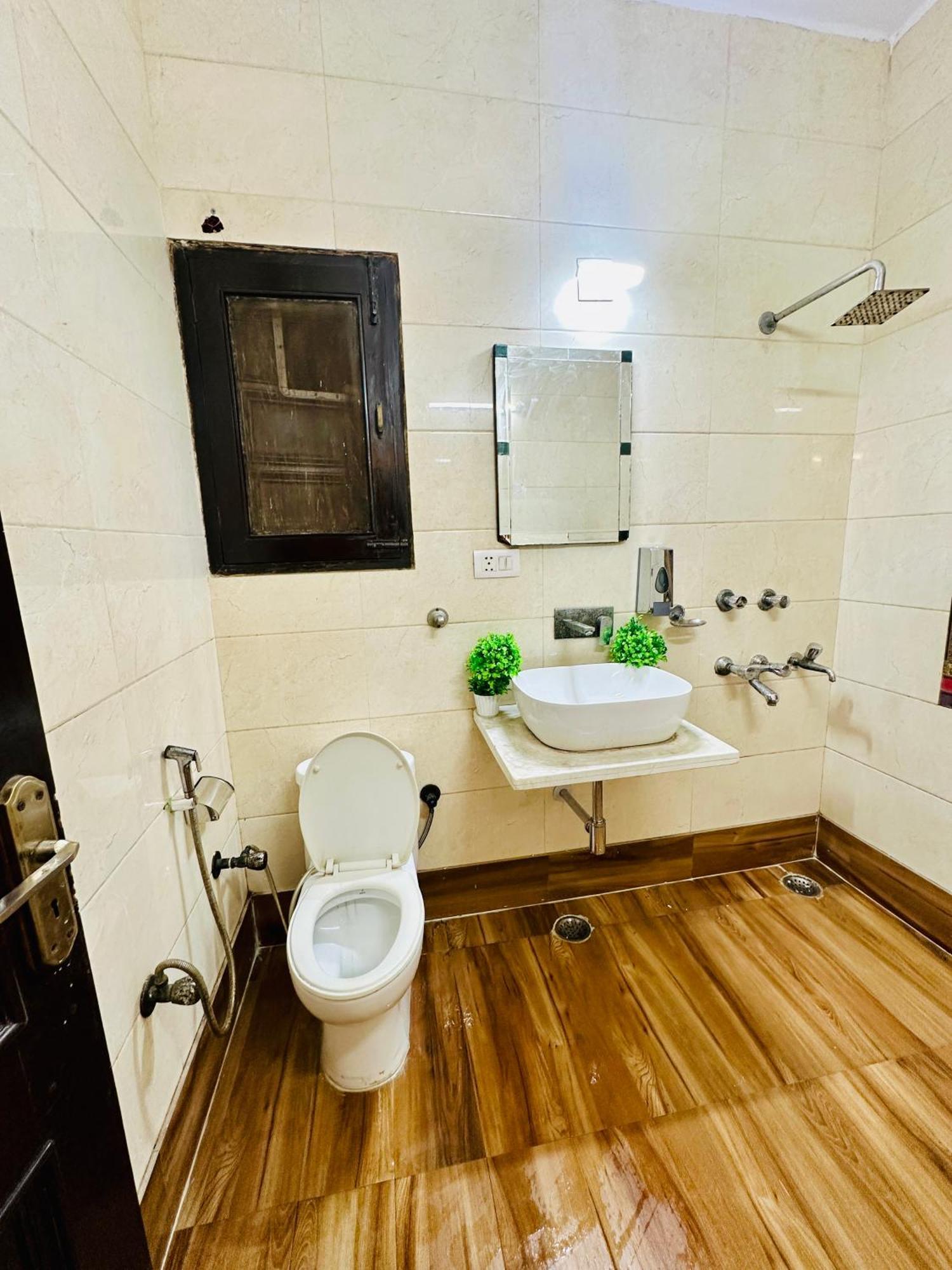 ホテル The White Scent-Near Noida Sector 18 Metro エクステリア 写真