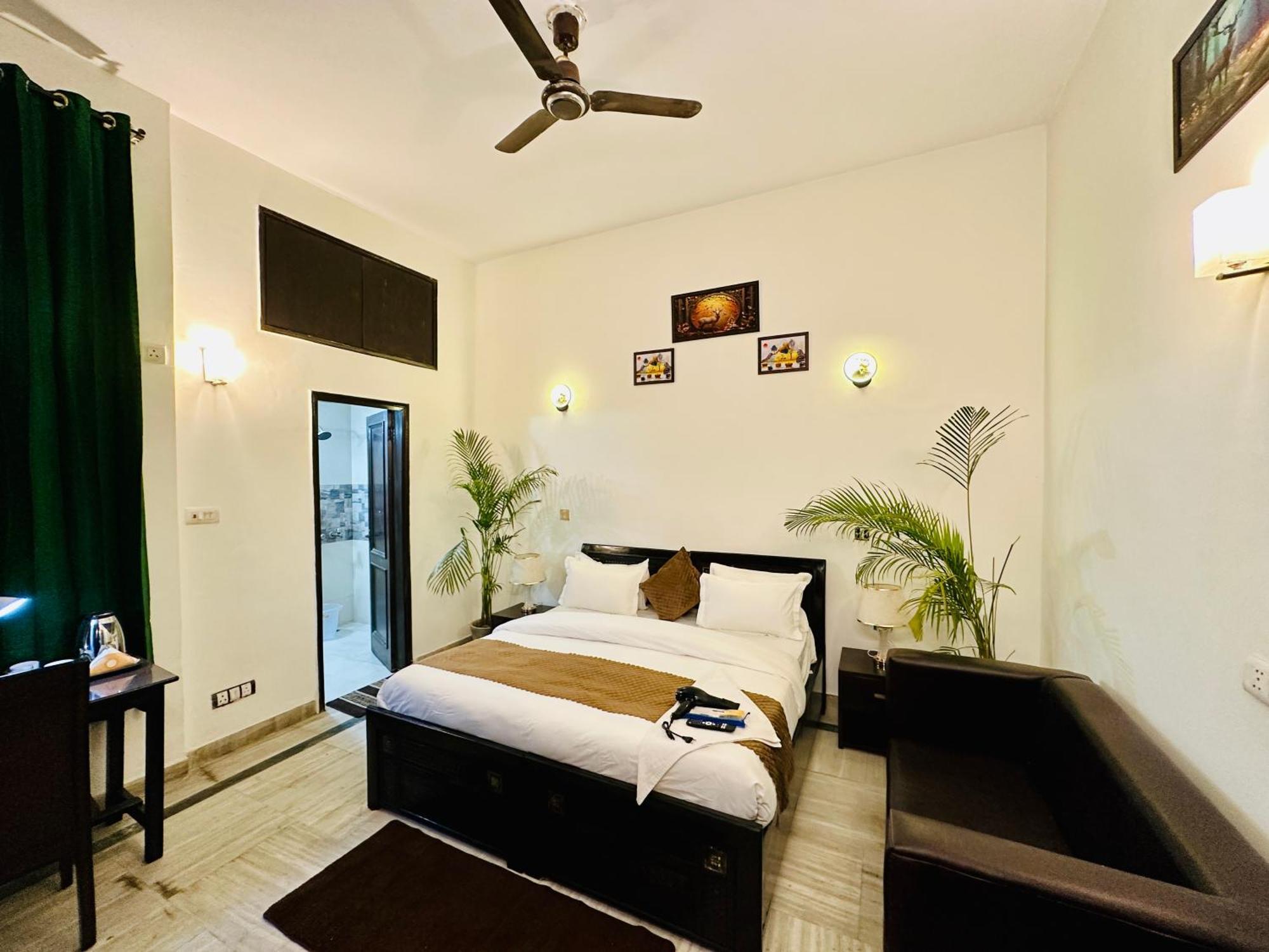 ホテル The White Scent-Near Noida Sector 18 Metro エクステリア 写真