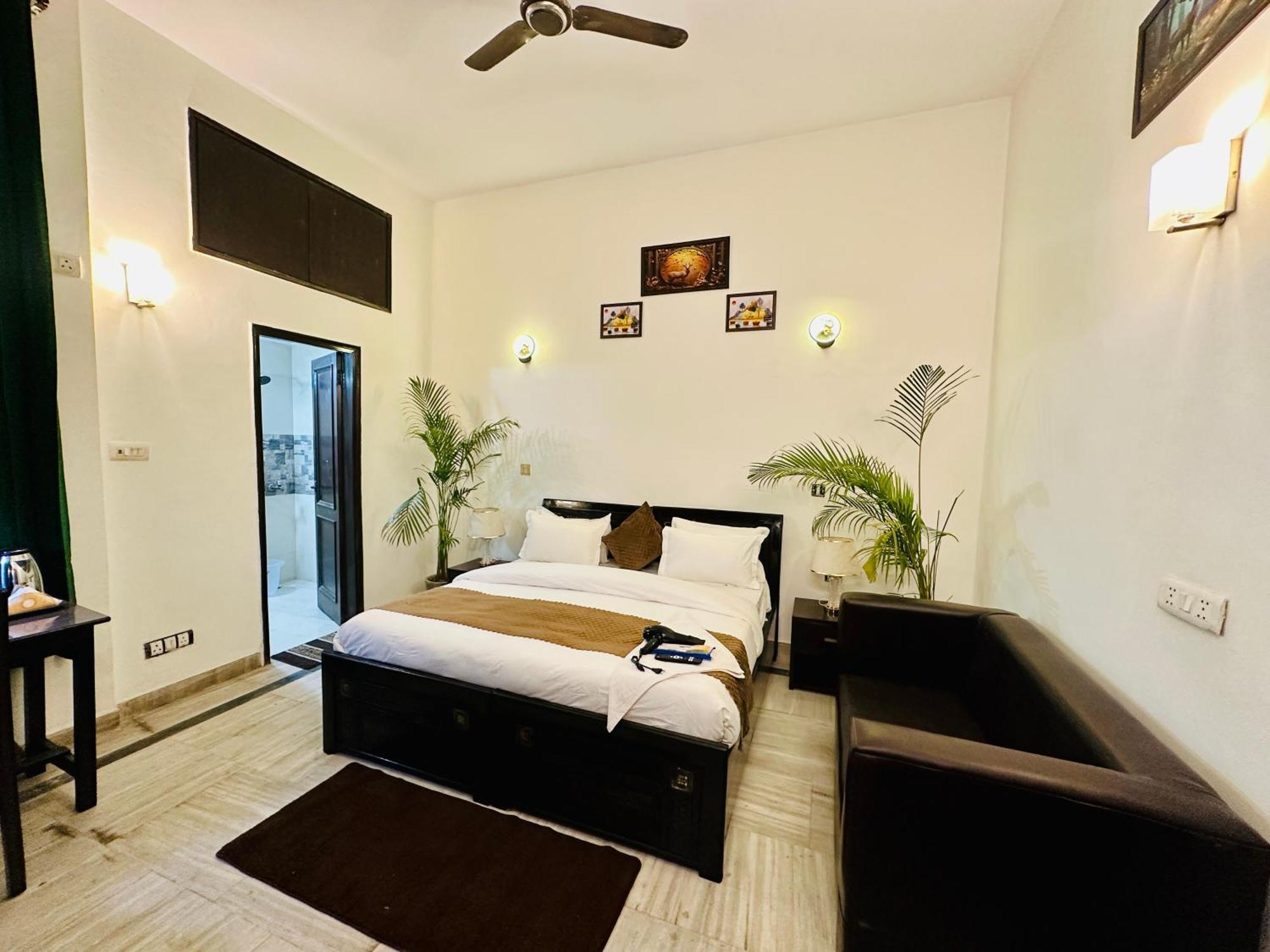ホテル The White Scent-Near Noida Sector 18 Metro エクステリア 写真