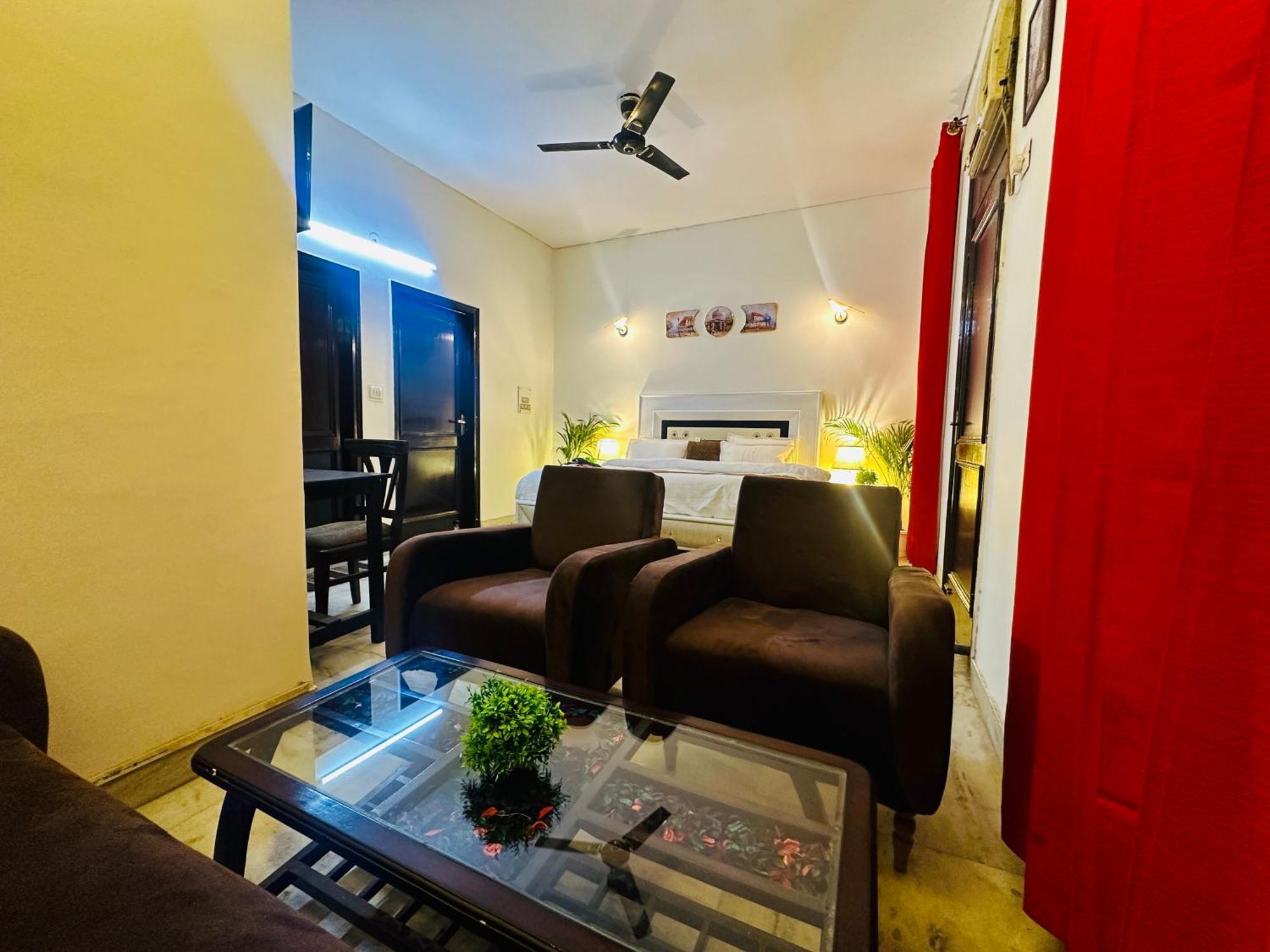 ホテル The White Scent-Near Noida Sector 18 Metro エクステリア 写真