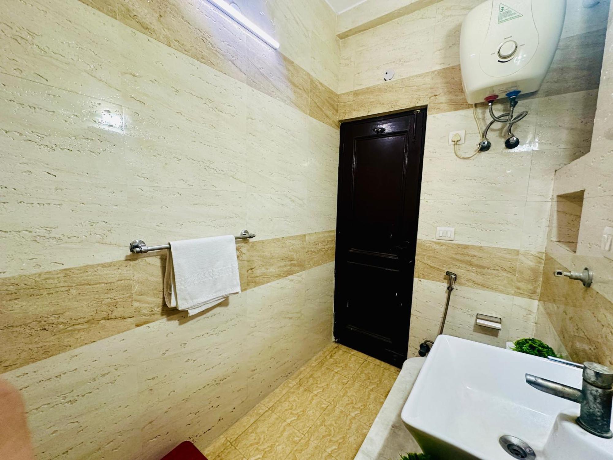 ホテル The White Scent-Near Noida Sector 18 Metro エクステリア 写真