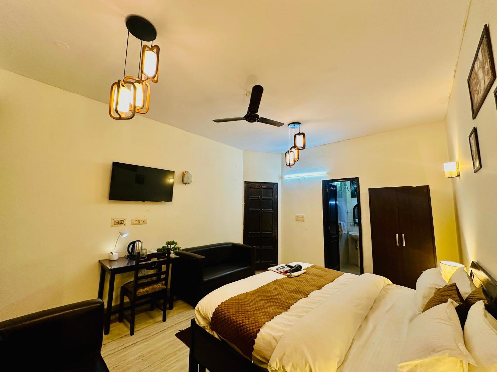 ホテル The White Scent-Near Noida Sector 18 Metro エクステリア 写真