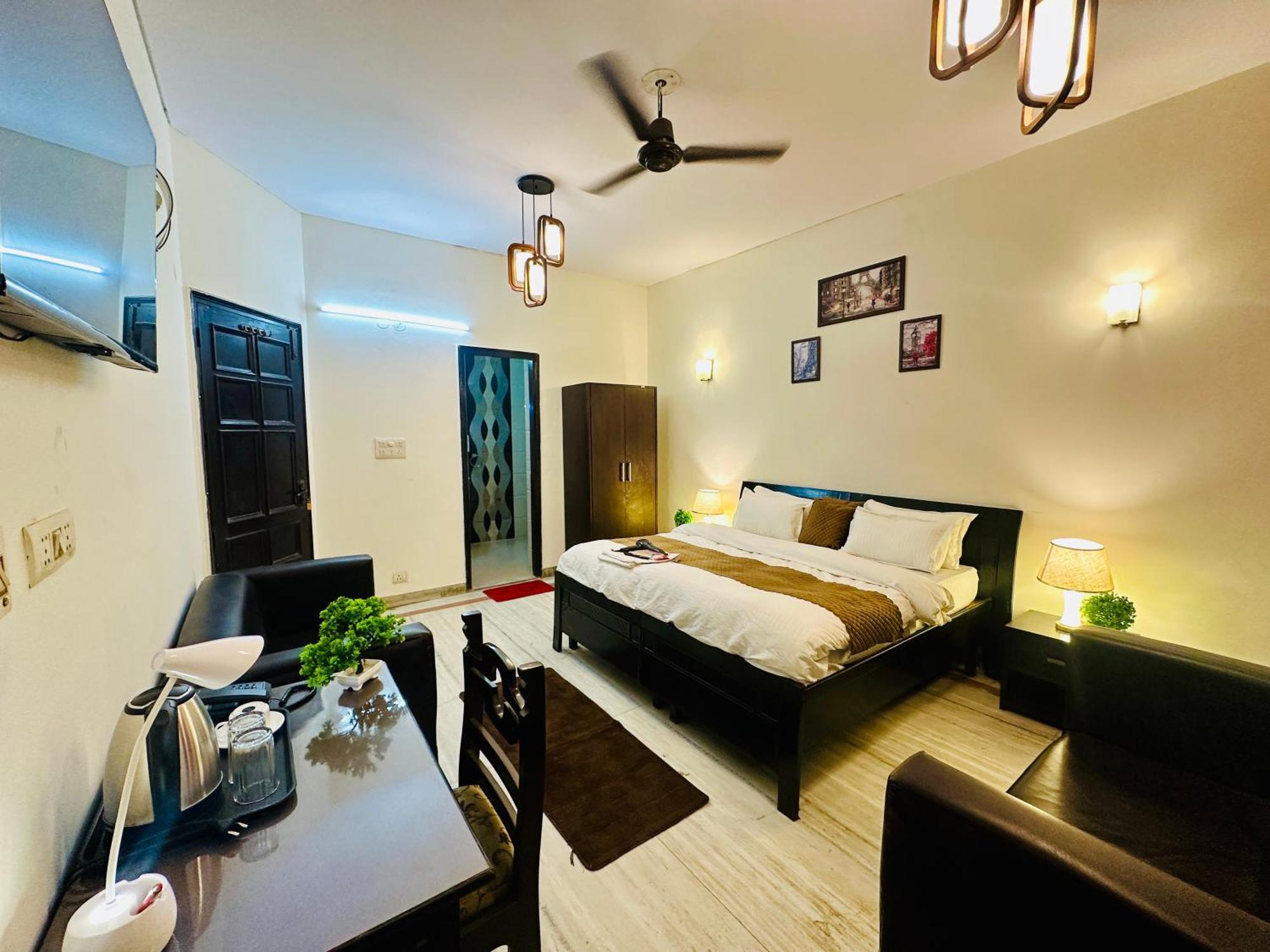 ホテル The White Scent-Near Noida Sector 18 Metro エクステリア 写真