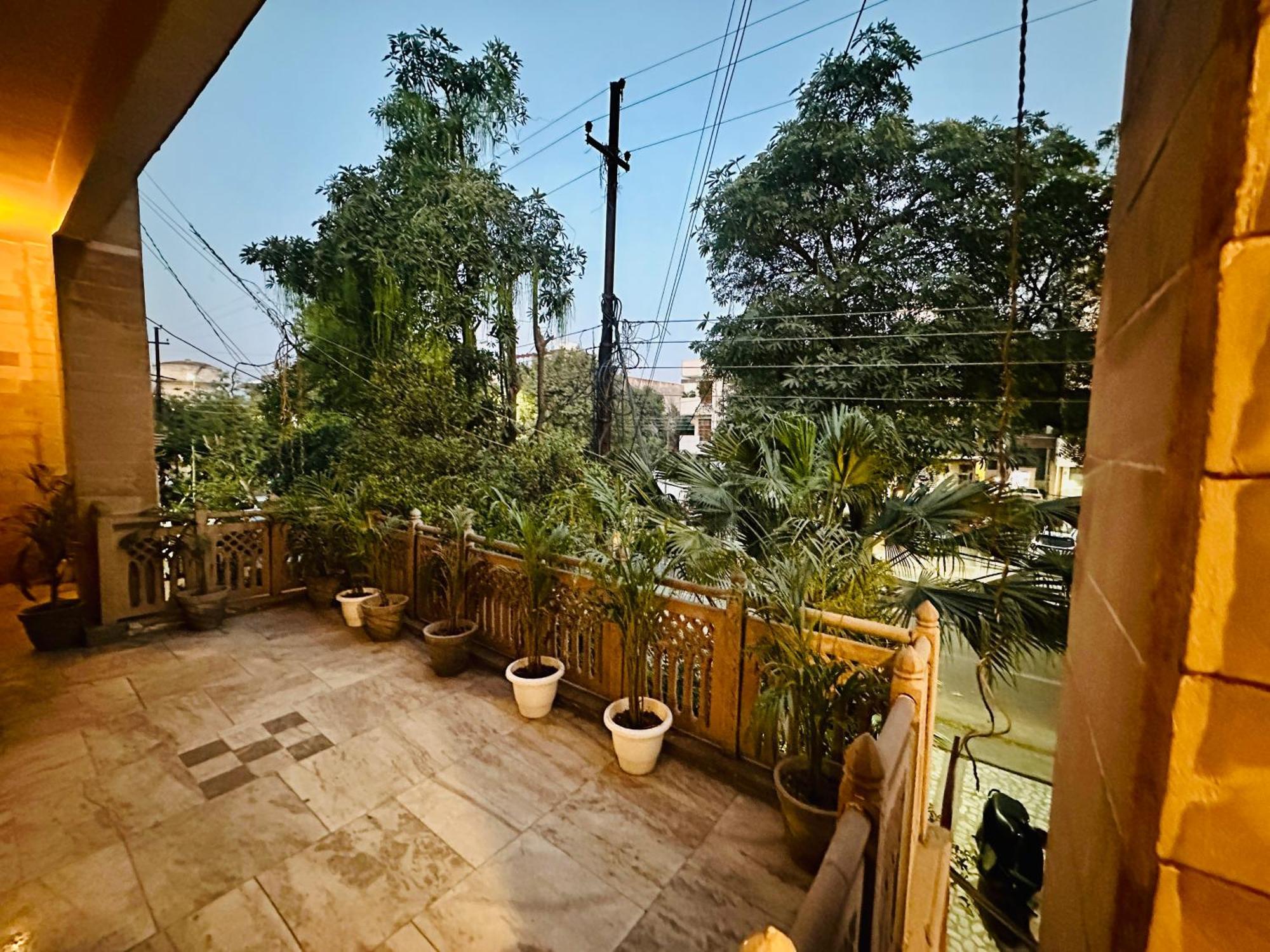 ホテル The White Scent-Near Noida Sector 18 Metro エクステリア 写真