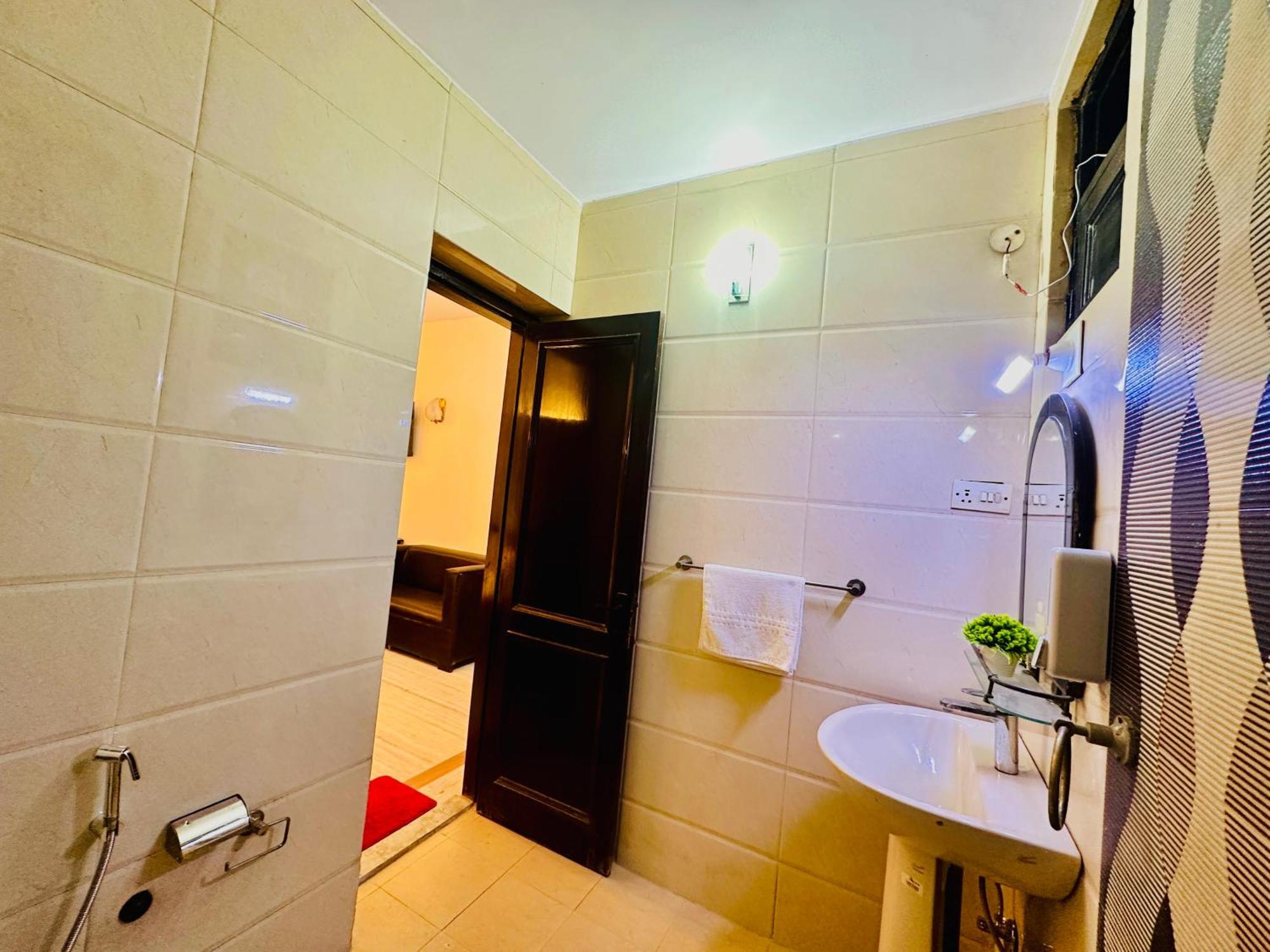 ホテル The White Scent-Near Noida Sector 18 Metro エクステリア 写真