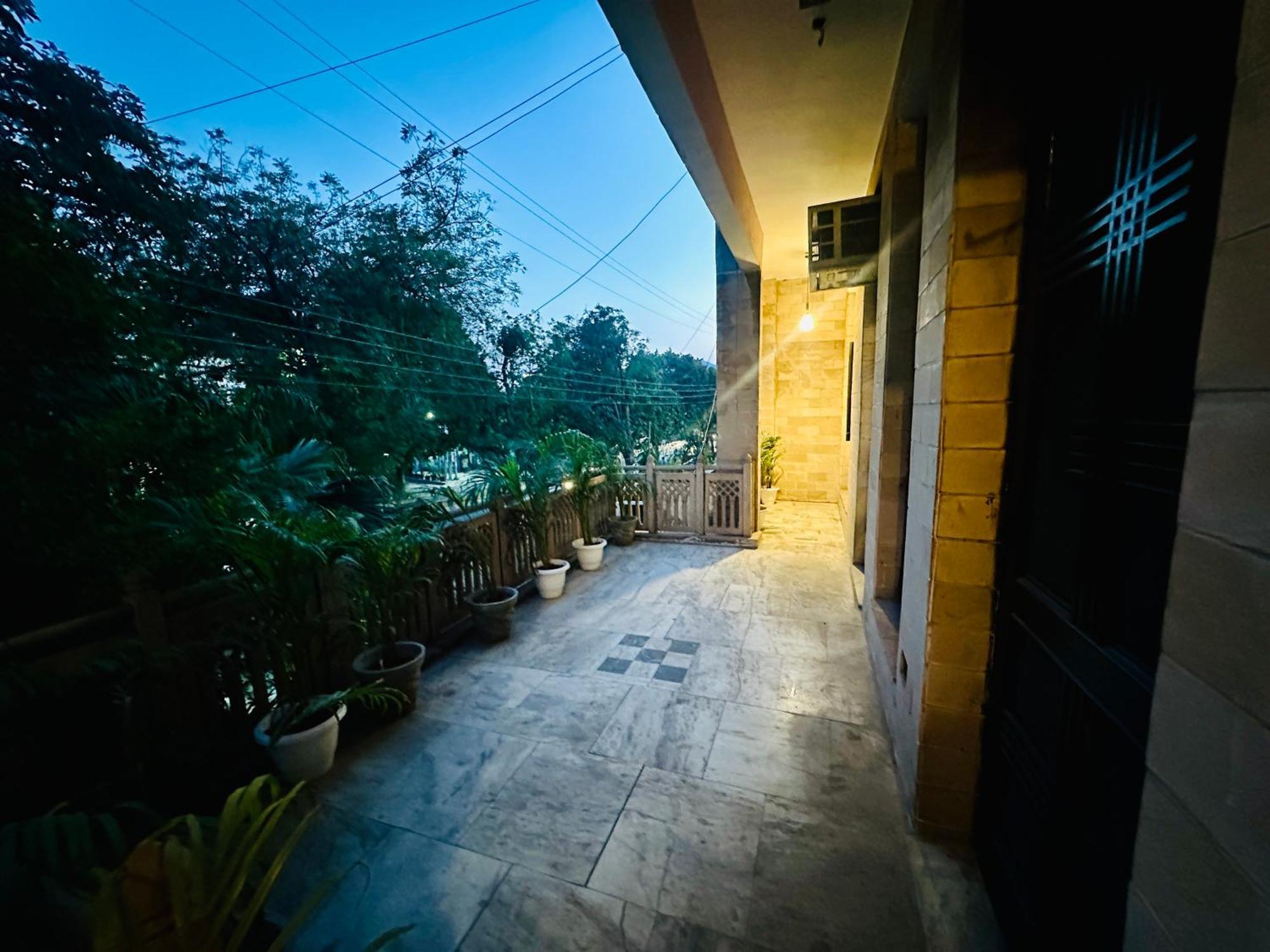 ホテル The White Scent-Near Noida Sector 18 Metro エクステリア 写真