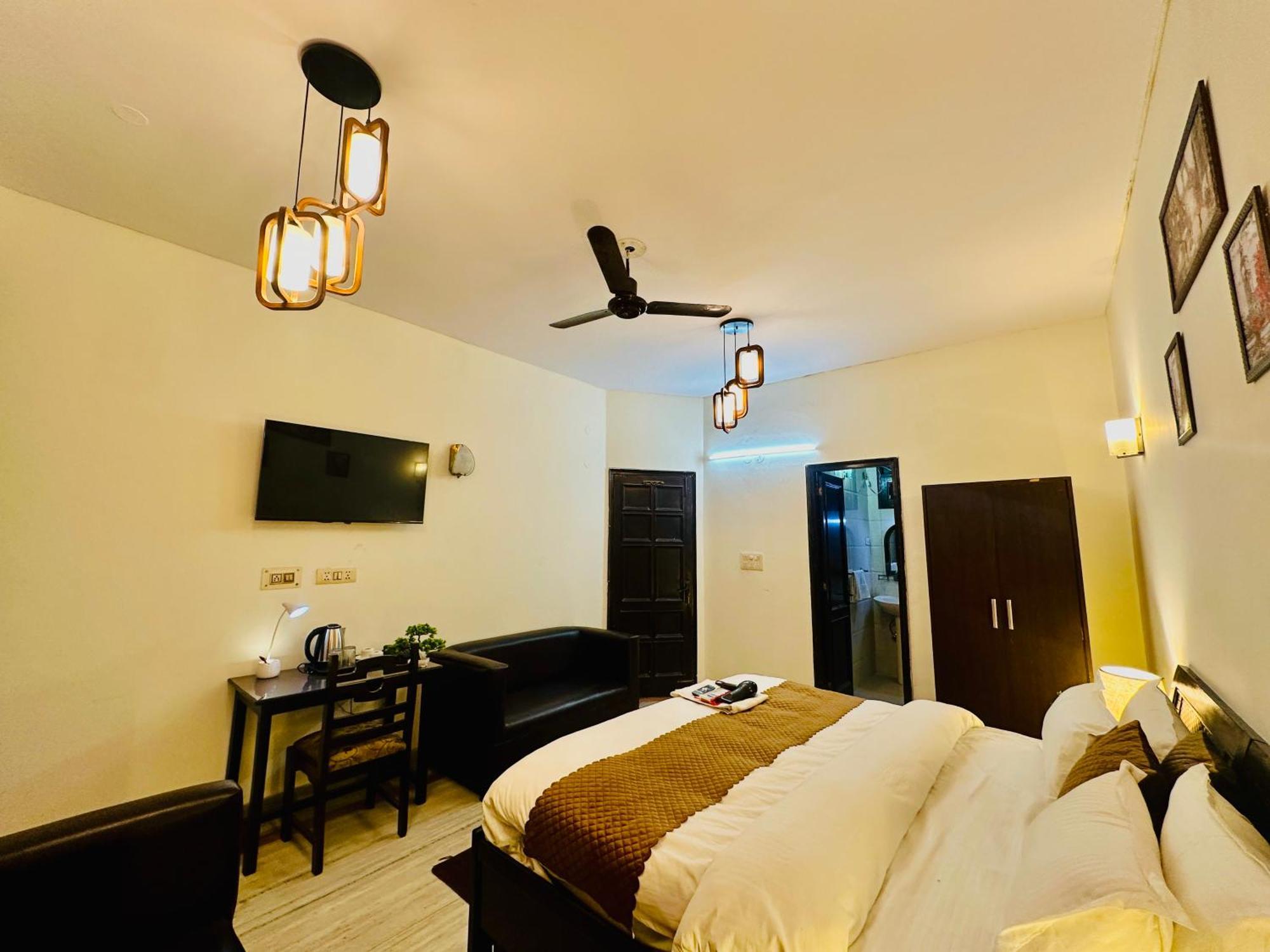ホテル The White Scent-Near Noida Sector 18 Metro エクステリア 写真