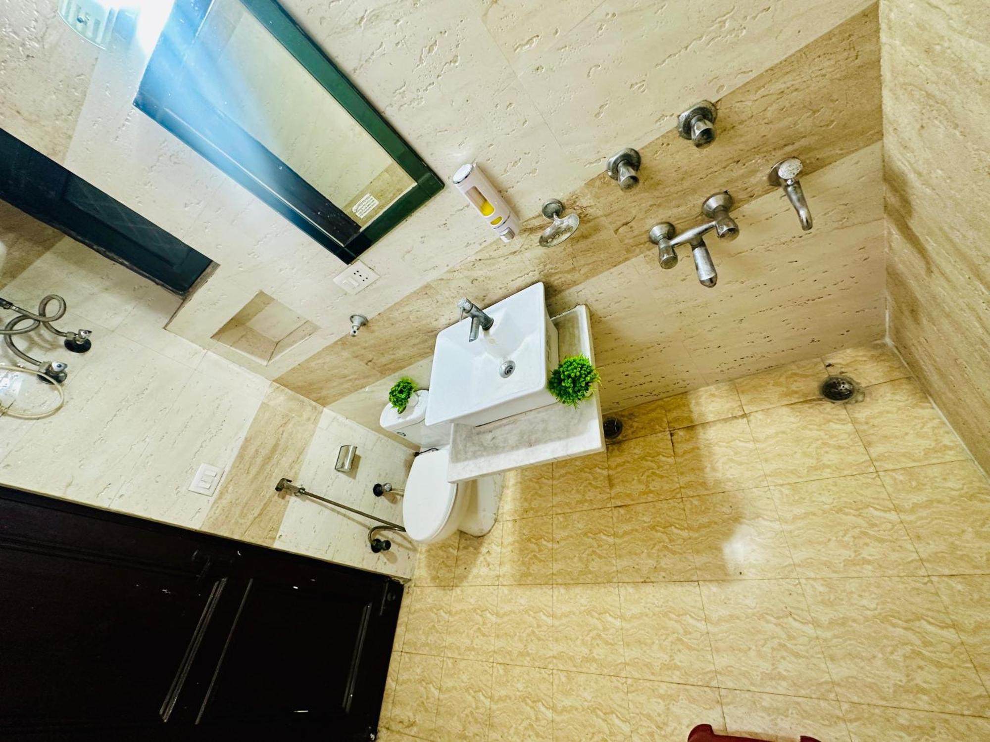 ホテル The White Scent-Near Noida Sector 18 Metro エクステリア 写真